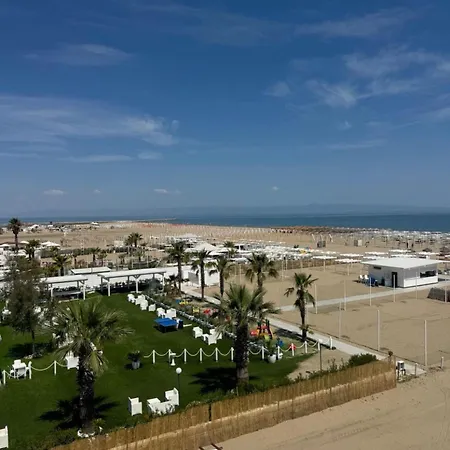 לינה וארוחת בוקר Aurora & 4*